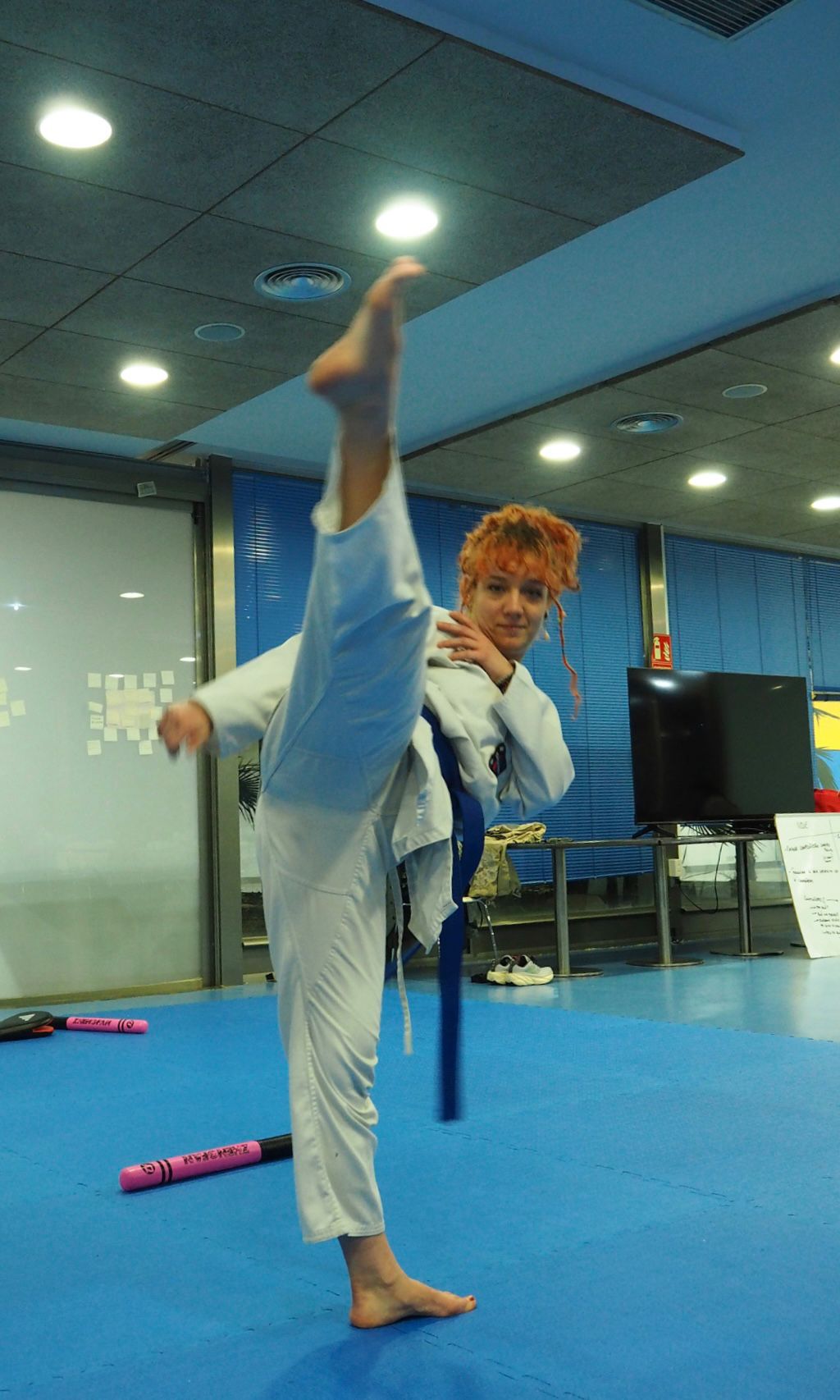 Profesora Lucía realizando una patada alta durante un entrenamiento