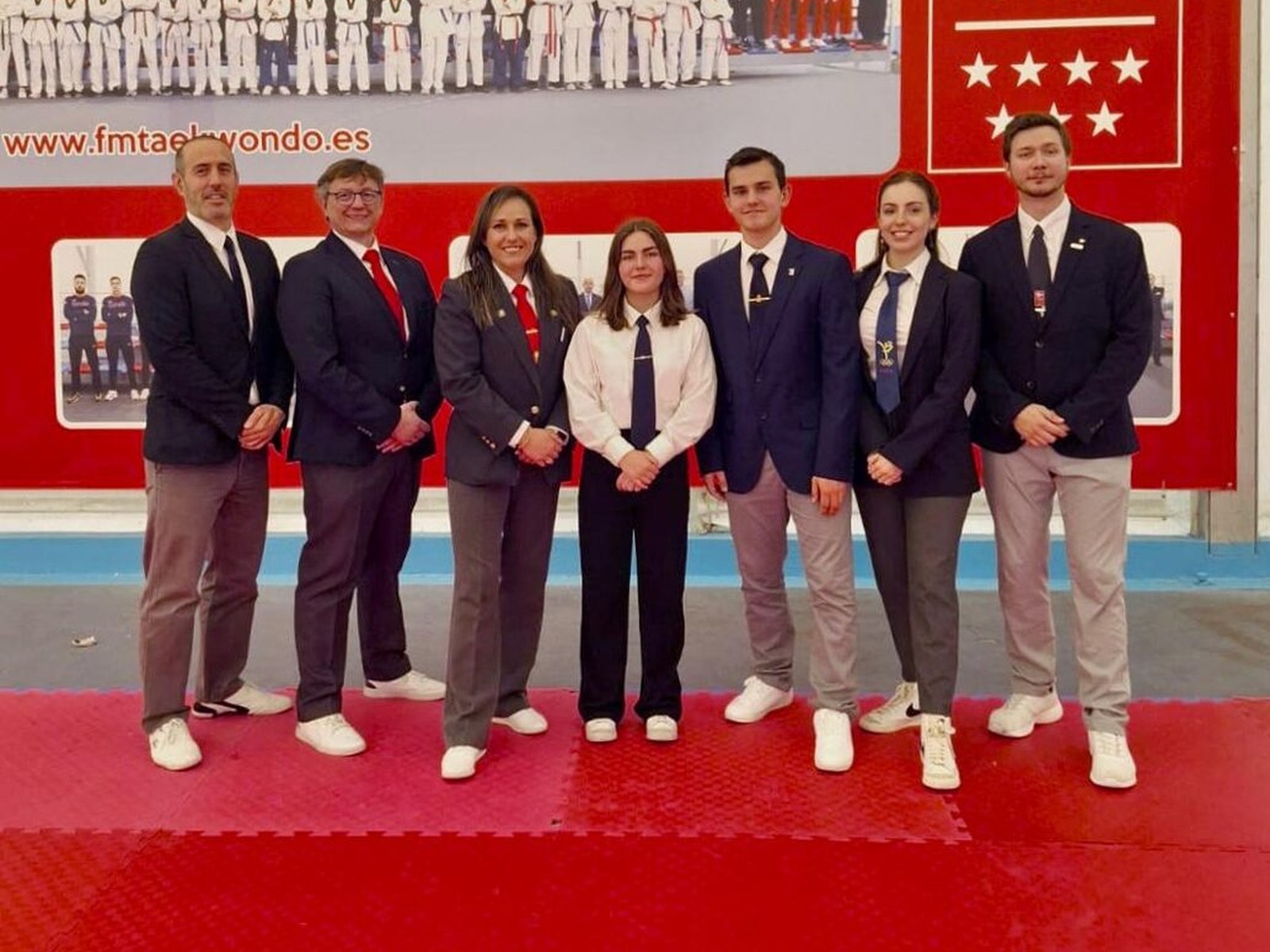 Grupo de deportistas y acompañantes en una jornada federativa de Taekwondo