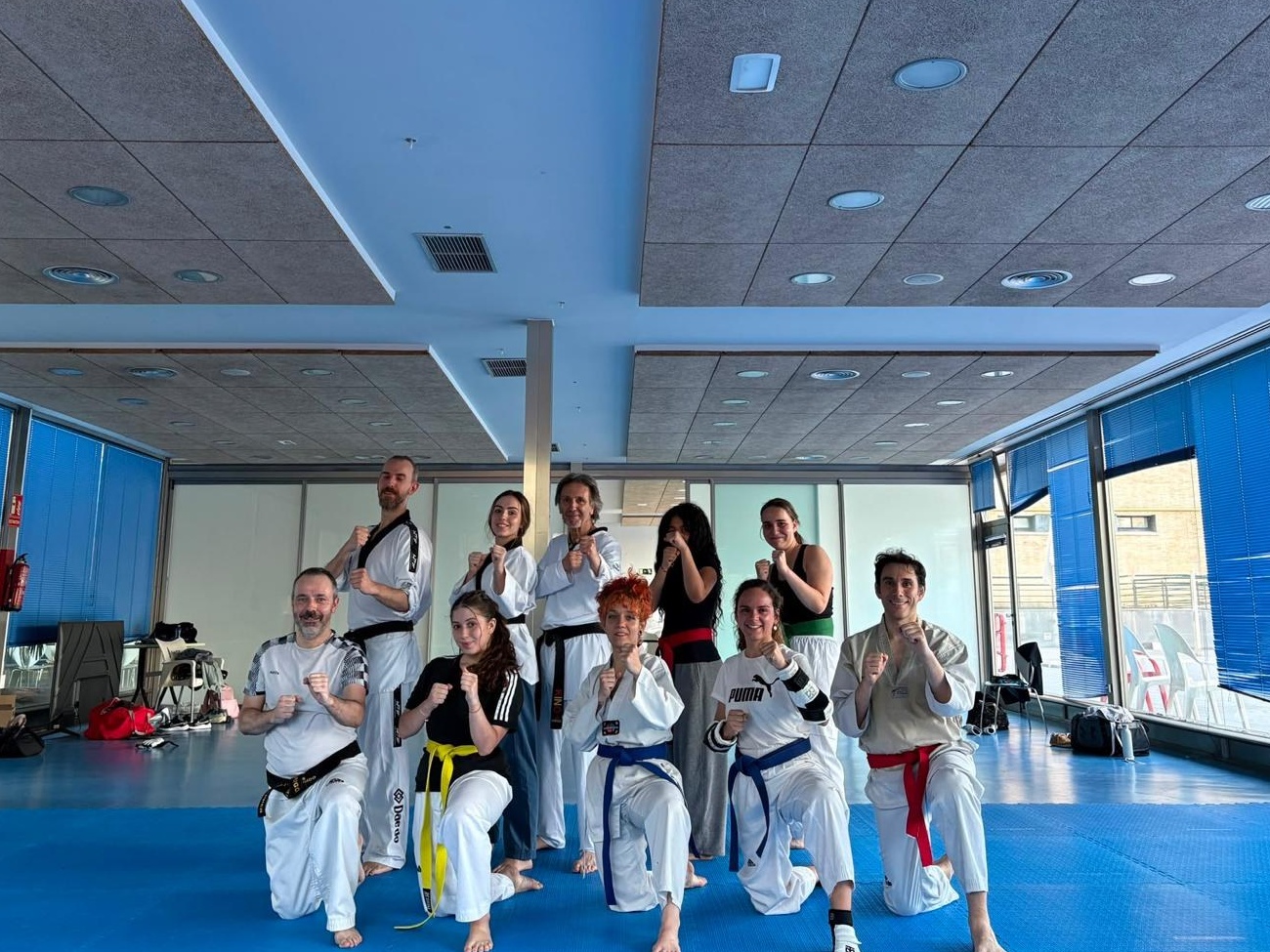 Grupo de alumnos y profesores de Taekwondo Canal II en el dojang
