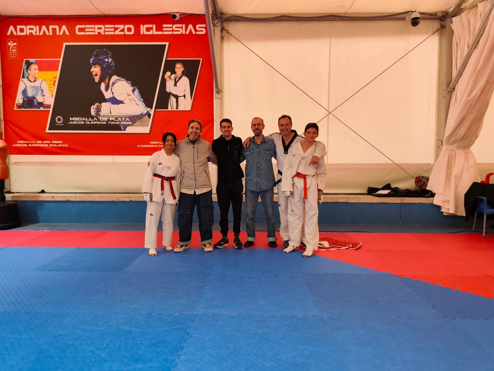 Grupo de alumnos y profesores durante una actividad federativa de Taekwondo