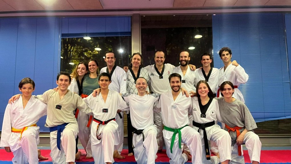 Grupo de alumnos y profesores de Taekwondo Canal II en el tatami