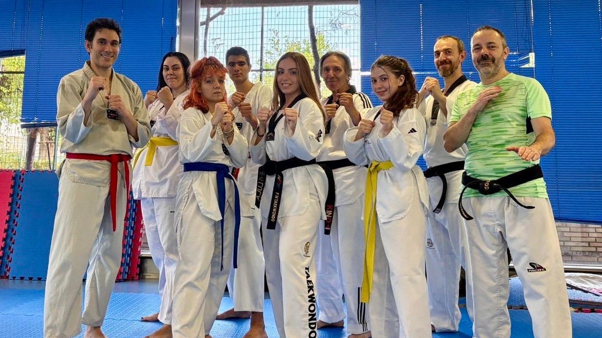 Alumnos y profesores de Taekwondo Canal II disfrutando de un entrenamiento en grupo