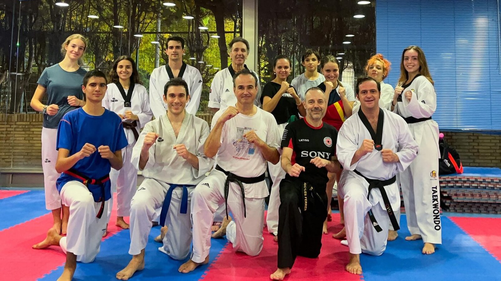 Grupo de alumnos y profesores de Taekwondo Canal II en el dojang