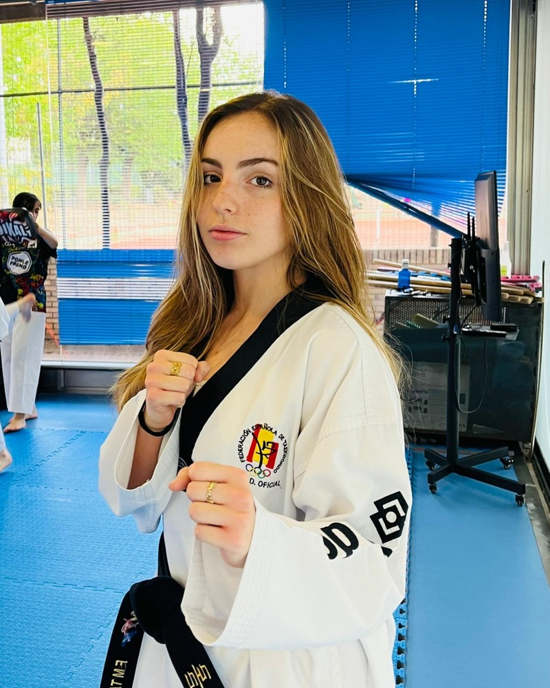 Retrato de Lucía Gómez Corbatón con dobok en el dojang
